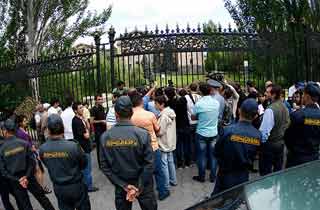 «Նաիրիտ» գործարանի նախկին աշխատակիցները ՀՀ ԱԺ շենքի մոտ պահանջում են ժամանակավորապես դադարեցնել «Նաիրիտ» գործարանի սնանկության վճիռը