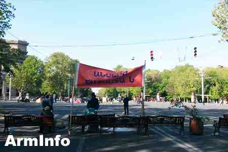 Полиция Армении устраняет баррикады, установленные  на центральных улиц Еревана со стороны протестующих