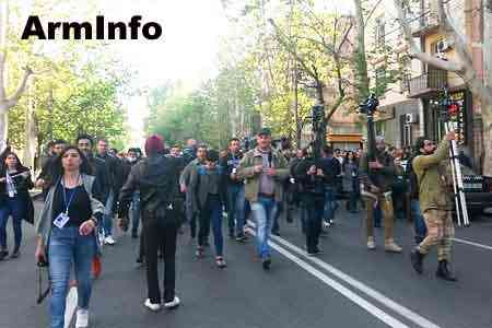 Participants of the "Make a step, refuse Serzh" movement began  blockading the central streets of Yerevan:  The police subjected  dozens of students to retaining 