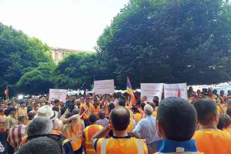 «Мы хозяева нашего месторождения!»: Сотрудники Lydian Armenia пикетируют у здания правительства с призывом открыть дороги к Амулсару
