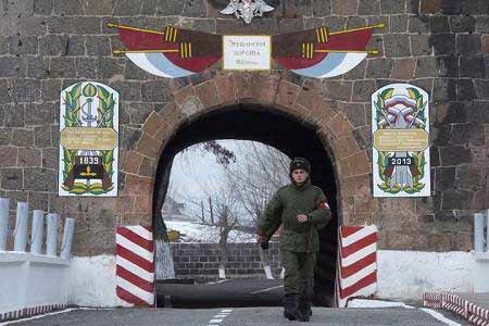 На 102-й российской военной базе в Гюмри отпраздновали День России