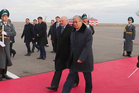 Лукашенко прибыл с официальным визитом в Нур-Султан, в аэропорту его встретил Токаев