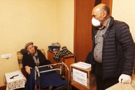 АРМЕНАЛ помогает деньгами и продуктами