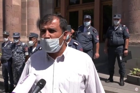 Преподаватели и студенты экономического университета провели акцию протеста перед зданием Правительства
