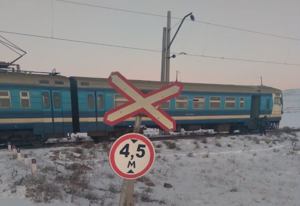 В результате нарушения ПДД  внедорожник столкнулся с электричкой