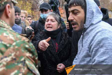 Родственники и знакомые без вести пропавшего военнослужащего-срочника 19-летнего Ваге Торосяна проводят акцию протеста перед зданием Минобороны Армении