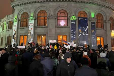У здания правительства, офиса ООН и российского посольства проходят акции протеста в связи с началом военных действий в Арцахе