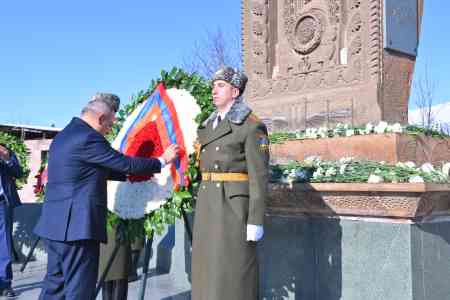Пашинян вместе с супругой почтили память жертв землетрясения 1988 года в Ванадзоре