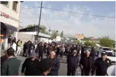 Proshyan residents hold protest at fare rise 