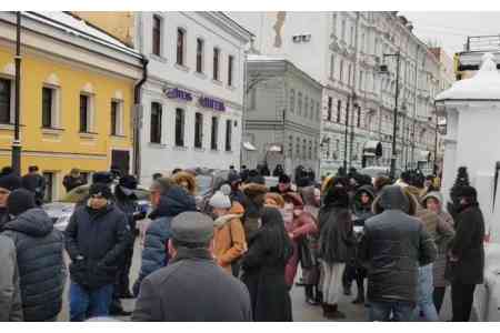 Армяне России провели акцию перед посольством Армении в Москве на фоне обвинительного вердикта архиепископу Аджапахяну