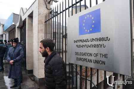 Группа граждан провела акцию перед представительством ЕС в Ереване требуя  отреагировать на задержания оппозиционных блогеров