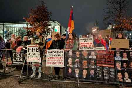 Армяне Берлина встретили Пашиняна протестной акцией