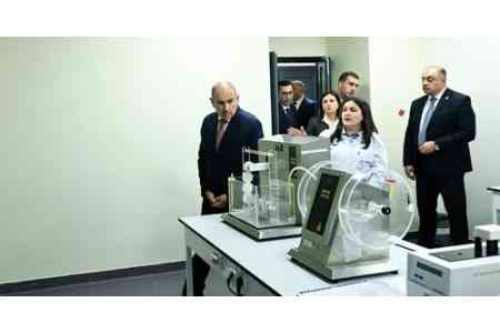 Премьер-министр РА ознакомился с улучшенными условиями работы Центра экспертизы лекарственных средств и медицинской техники