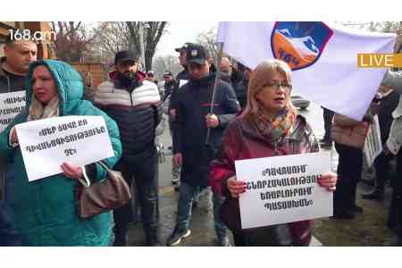 Родственники погибших военнослужащих провели акцию протеста у резиденции президента Армении, требую публичных извинений от Хачатуряна за дифирамбы Алиеву