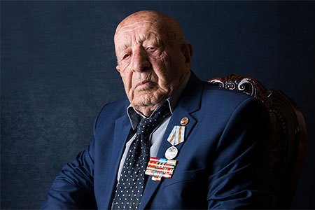 Сотрудники аппарата Атташе по вопросам обороны при посольстве РФ поздравили ветерана ВОВ Мехака Тиграновича Аветисяна со 104-летием