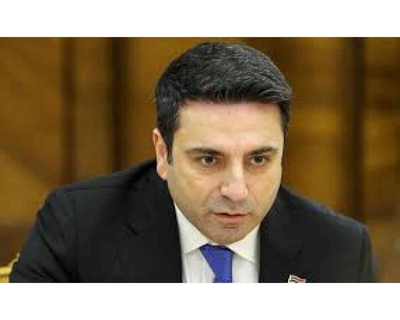 Ален Симонян отказался отвечать на вопрос, является ли Россия недемократичным государством