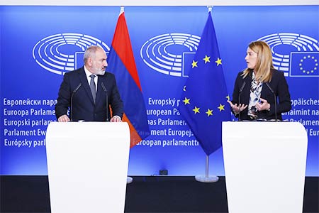 Փաշինյանը ժամանակ առ ժամանակ «ժողովրդավարության տուն» վերադառնալու անհրաժեշտություն է զգում՝ համեմատելու համար իր դեմոկրատական բարեփոխումների ժամացույցը ԵՄ «դեմոկրատիայի տան» ժամացույցների հետ