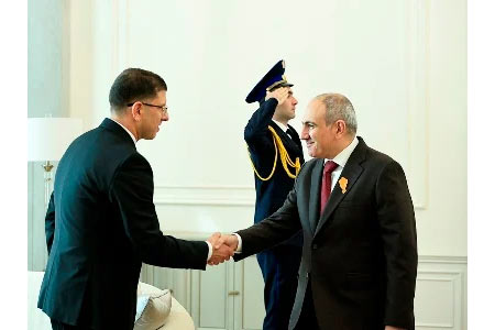 Armenian Prime Minister meets  new Bulgarian Ambassador