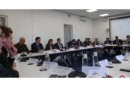 Папикян встретился с представителями французских оборонных компаний