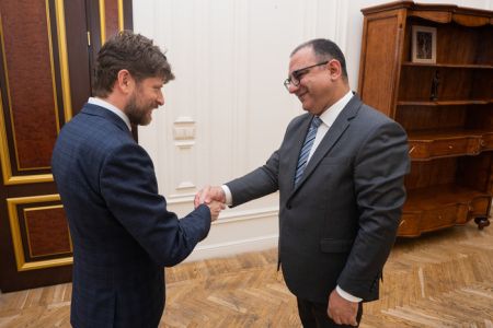 В Ереване отмечают важность госвизита президента Франции в Армению