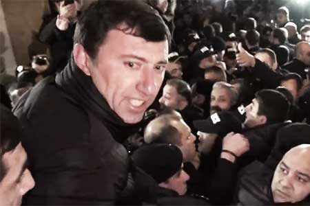 Адвокат: Армянский суд обязал возбудить уголовное дело по факту хулиганства в ходе акции протеста, инициированной Пашиняном у ААЦ