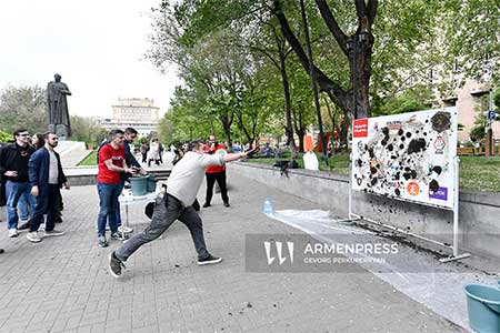 "Против всех" начала свою предвыборную кампанию грязевой акцией