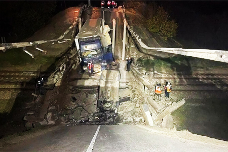 Lightning strike destroys bridge in Armenia - MIA