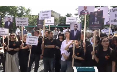Opposition supporters protest outside Constitutional Court to defend  votes of Armenian citizens