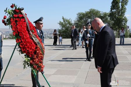 Georgia`s Interior Minister visits Tsitsernakaberd memorial complex
