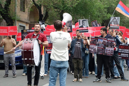 "Свободу армянским политзаключенным": у здания правительства Армении прошла акция на фоне визита Урсулы фон дер Ляйен в Ереван