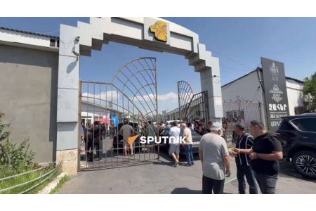 Сотрудники "Ариндж Молл" Царукяна проводят акцию протеста на фоне парализации деятельности части торговой площадки