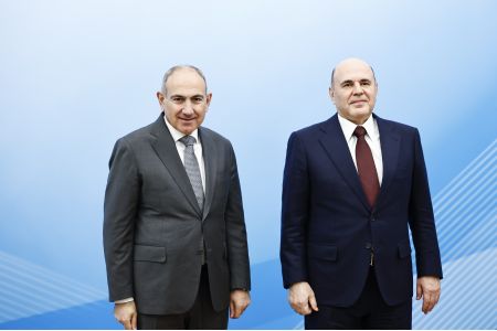 Михаил Мишустин провел короткую беседу с Николом Пашиняном