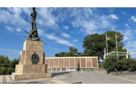 В Гюмри возложили цветы к подножью мемориала "Холм чести" по случаю 170-летия его создания