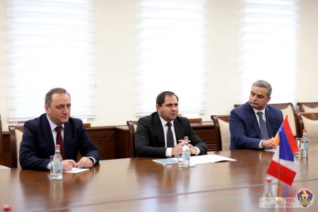 Министр обороны Армении попрощался с послом Франции в стране