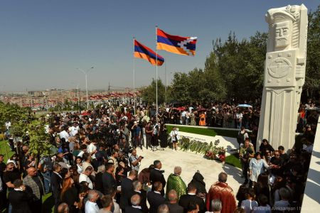Լեռնային Ղարաբաղի Հանրապետության հռչակման 35-ամյակի առթիվ Եռաբլուրում գտնվող «Արցախի կանչը» հուշահամալիրում ծաղիկներ դրվեցին