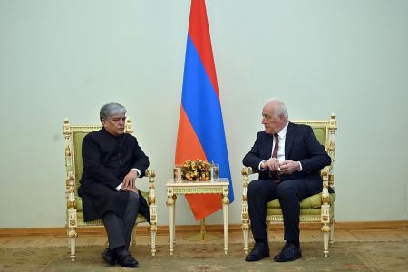 Первый посол Пакистана вручил верительные грамоты президенту Армении