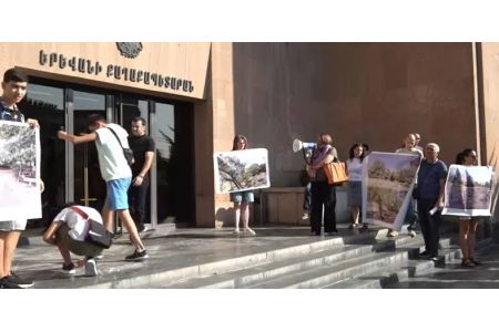 Construction kiosk owners are holding a protest outside Yerevan City Hall demanding an end to the demolition of their buildings.